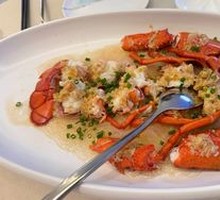 Steamed Lobster with Garlic Rice Noodles