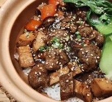 Black Pepper Beef Claypot Rice