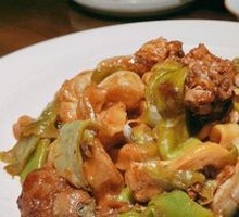 Pork Ribs with Green Beans and Wheat Rolls