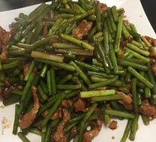 Garlic Shoots with Shredded Pork