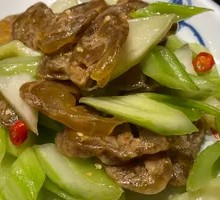Stir-fried celery with cured sausage