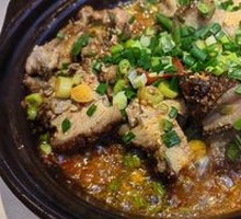 Braised Pork Knuckle in Clay Pot