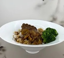 闽南沙茶咖喱带骨牛排盖浇饭