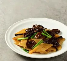 Stir-fried Potato Slices with Chestnut Mushrooms
