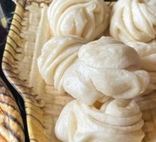 Flower-shaped steamed bun