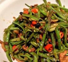 Stir-fried shredded pork with lentils