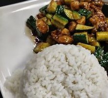 Sauce-Braised Chicken Rice Bowl