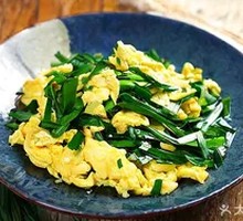 Stir-fried eggs with chives