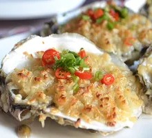 Garlic Steamed Oysters with Rice Noodles