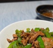 Thin-skinned chili stir-fried with pork