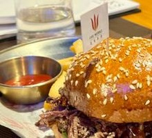 招牌德州烟熏牛胸肉汉堡