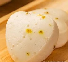 Sugar-glazed Osmanthus Cake