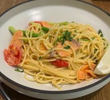 烟熏三文鱼芦竹笋奶油意式细面