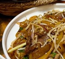 Stir-Fried Beef Tenderloin with Rice Noodles