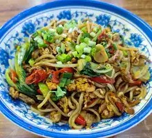 Stir-fried rice noodles with egg and shredded pork