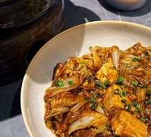 Stewed pork belly with cabbage and tofu