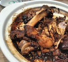 Braised Pork Knuckle in Clay Pot