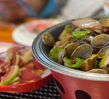 Stir-fried Clams in Large Pan
