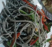 Cold-mixed black tofu threads