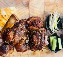 Charcoal-Grilled Pork Elbow