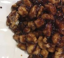 Sauce-Braised Chicken with Almonds