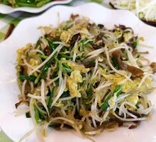 Stir-fried leek with mung bean sprouts