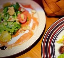 Smoked Salmon with Arugula