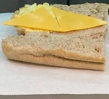 Aromatic Tuna Deluxe Sandwich