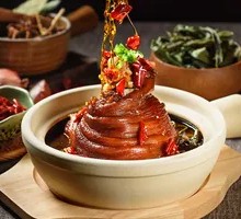 Sizzling Oil-Poured Pig Trotter