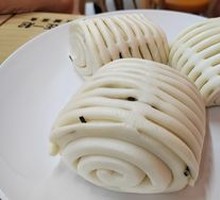 Flower-shaped steamed bun