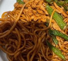 Stir-Fried Noodles with String Beans and Pork