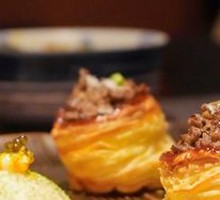 Wagyu Minced with Chanterelle Crisp Box