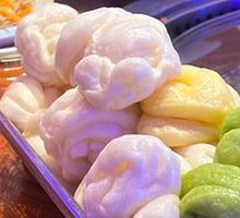 Flower-shaped steamed bun