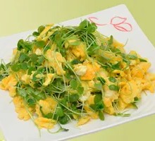 Stir-fried Chinese Toon Sprouts with Farm Eggs