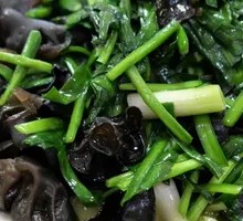 Stir-fried leek with black fungus
