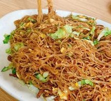 Egg and Pork Stir-Fried Rice Noodles
