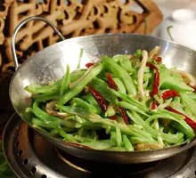 Stir-fried shredded pork with fresh green beans