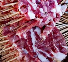 Charcoal-grilled lamb skewers