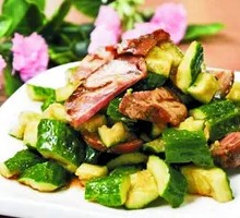 Pork Knuckle with Cucumber