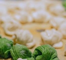 Flower-shaped steamed bun
