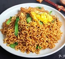 Egg and Pork Noodles Stir-fry
