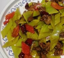 Stir-Fried Lettuce Slices