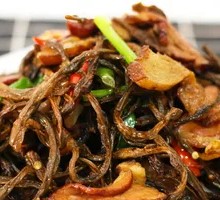 Stir-fried Five-layer Pork with Dried Beans