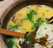 Classic Crossing-the-Bridge Rice Noodles