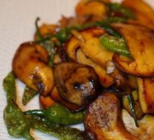 Green Pepper Stir-fried with Chanterelle Mushrooms
