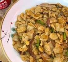 Stir-fried garlic shoots, eggs, and hand-torn noodles