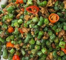 Stir-fried green beans with olives
