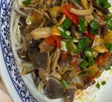 Sour and Spicy Chicken Offal and Ox Tripe Noodles