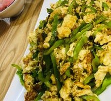 Stir-Fried Eggs with Green Peppers