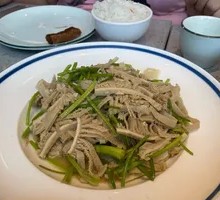 Stir-fried Scallion with Fish Balls